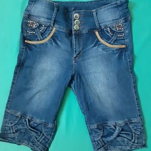 OSHEAS STRETCH JEAN SHORTS. SIZE 9